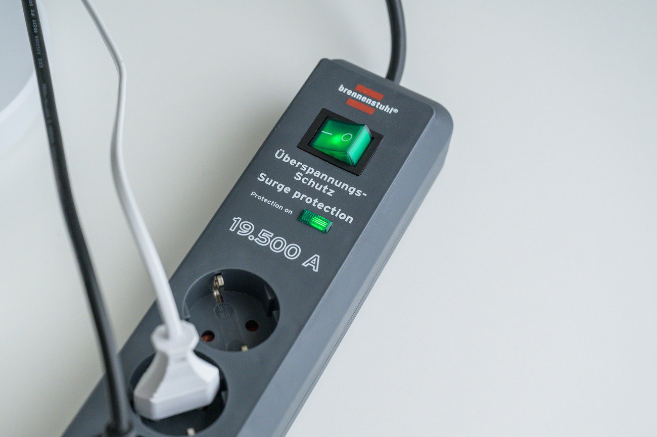 Brennenstuhl Bremounta regleta de 5 enchufes con función de carga USB ( regleta eléctrica con tomas de 90 grados, regleta con interruptor,  posibilidad de montaje y cable de 3m) blanco : : Electrónica